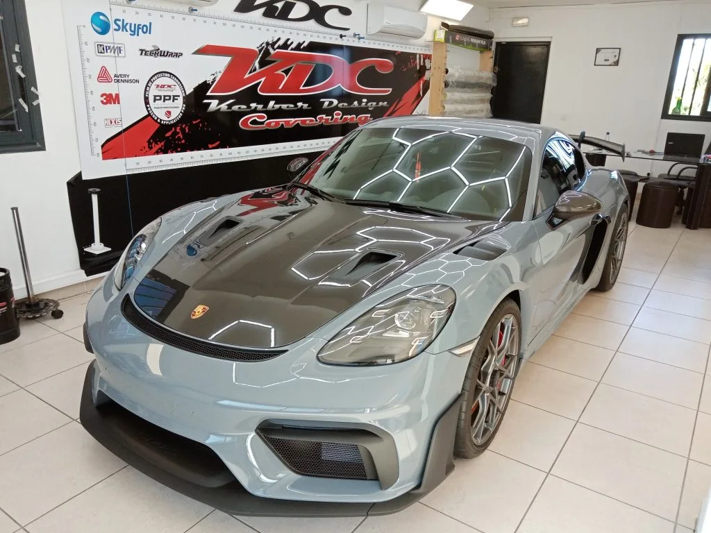 Porsche dans l’atelier KDC sous les éclairages de contrôle